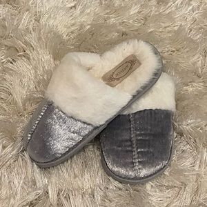 GIRLS JOYFOLIE SYLVIE VELVET SLIPPER IN SILVER size: 12T